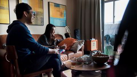 Det unge paret Yu «Angel» Zhong (til høyre) og Hao Wu flyttet inn i en ny leilighet i Pudong-distriktet i Shanghai i fjor. Senere har boligprisene steget over 20 prosent, og nye boligkjøpere har vanskeligere for å få lån i banken.