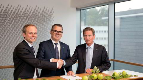 Hydro signerte mandag avtalen om kjøp av Orklas eierandel av Sapa. Fra venstre Egil Hogna (Sapa), Svein Richard Brandtzæg (Hydro) og Peter A. Ruzicka (Orkla).