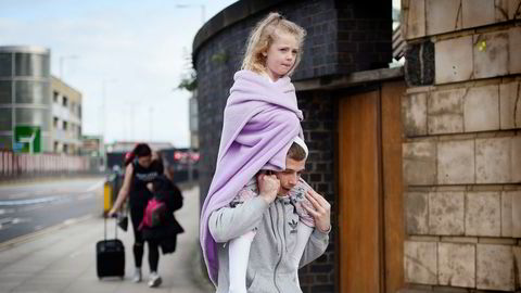 En mann bærer en ung jente på skuldrene nær Victoria station i Manchester dagen etter bombeangrepet ved Manchester Arena mandag kveld. Angrepet er det verste på over ti år i Storbritannia. Landets statsminister Theresa May sier i en pressemelding at politiet behandler eksplosjonen som et terrorangrep.