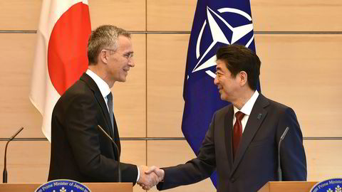 Natos generalsekretær Jens Stoltenberg møtte Japans statsminister Shinzo Abe i Tokyo tirsdag.