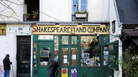 Teksten over inngangen til bokhandelens lesesal sier «Be not inhospitable to strangers, lest they be angels in disguise», skriver forfatteren. Her utenfor bokhandelen Shakespeare and Company i Paris.