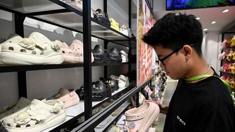 Vietnam er blitt en av verdens viktigste produsenter av sko. Nike, Adidas og Crocs er blant selskapene som har satt ut det meste av produksjonen til Vietnam. Donald Trumps påståtte tollavtale med Vietnam er fortsatt ikke bekreftet. Her fra et utsalg i Vietnam.