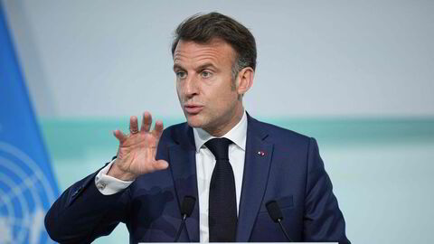 Frankrikes president Emmanuel Macron går mot Norge.