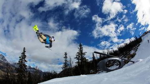 Øystein Bråten, som tok gull i slopestyle i Pyeongchang, gjør salto gjennom luften etter å ha sklidd over en rail i Hemsedals terrengpark. Parken nådde imidlertid ikke til topps i kåringen.