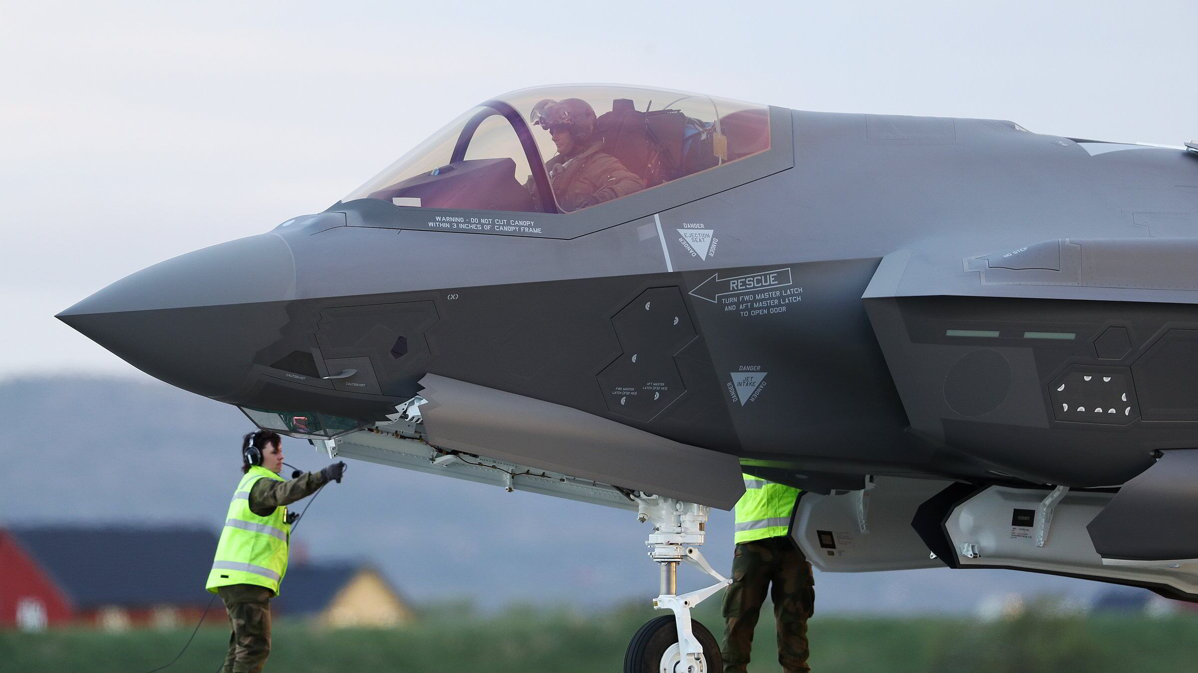 Flere norske F-35 står ubeskyttet i telt – Venstre krever hastebehandling