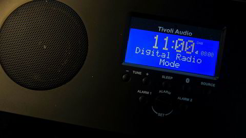 Fm-nettet slukkes neste år. Neste generasjon radio bruker dab-teknologi, som denne fra produsenten Tivoli. Men motstanden mot tvungen dab-innføring er fortsatt sterk.