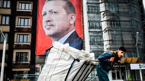 Den absurde krisen som fulgte av at Nederland nektet den tyrkiske utenriksministeren innreise i landet, har overskygget det som faktisk står på spill med grunnlovsendringene tyrkerne skal stemme over, skriver artikkelforfatteren. Her en plakat av president Recep Tayyip Erdogan på Taksimplassen i Istanbul.