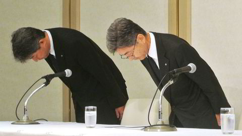 Konserndirektør Naoto Umehara (til høyre) hos Kobe Steel er den siste i en lang rekke japanske næringslivstopper som må bukke dypt og unnskylde seg etter nok en ny skandale i japansk næringsliv.