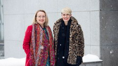 Komiker Sigrid Bonde Tusvik og frilansjournalist Ida Eliassen-Coker har startet kvinnebladet Altså, med første utgave lagt til april. Så nytt er det at eieravtalen blir signert under fotograferingen på Nydalen.