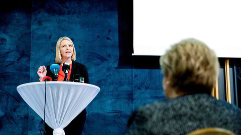 Justisminister Sylvi Listhaug har skapt trøbbel igjen for statsminister Erna Solberg (til høyre).