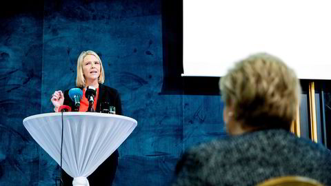 Justisminister Sylvi Listhaug har skapt trøbbel igjen for statsminister Erna Solberg (til høyre).