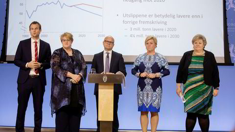 Kjell Ingolf Ropstad (KrF), Trine Skei Grande (V), miljøminister Vidar Helgesen (H), finansminister Siv Jensen (Frp) og statsminister Erna Solberg (H) presenterte oppdaterte utslippstall.