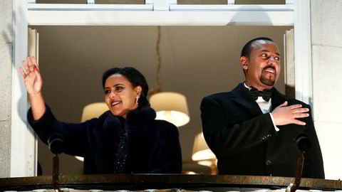 Etiopias statsminister Abiy Ahmed og hans kone Zinash Tayachew på balkongen på Grand Hotel under fakkeltoget etter tildelingen av Nobels fredspris 10. desember.