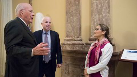 Canadas utenriksminister Chrystia Freeland (t.h.), her fotografert sammen med to amerikanske senatorer, Patrick Leahy (t.v.) og John McCain under et besøk i USA i midten av mai