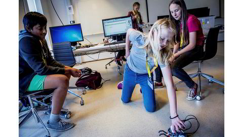 Finjustering. Jayan Thayananathan, Marte Kilde Mosnes og Freya Hordern-Larsen sjekker om den programmerte roboten deres gjør det de vil den skal. Hvis alt går etter planen, skal den attpåtil spille «Til Elise». I bakgrunnen står Ingrid Solheim Underberget.