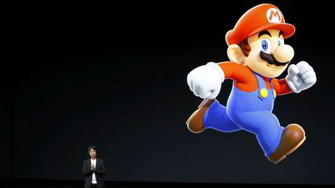 Shigeru Miyamoto, mannen bak Super Mario, Zelda og Donkey Kong, snakker under en lanseringsbegivenhet i regi av Apple i California. Hedgefondsjefen Gabriel Plotkin har inngått for øyeblikket verdens største veddemål mot Super Mario og Nintendo-aksjen.