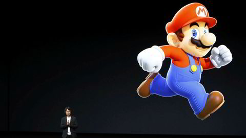 Shigeru Miyamoto, mannen bak Super Mario, Zelda og Donkey Kong, snakker under en lanseringsbegivenhet i regi av Apple i California. Hedgefondsjefen Gabriel Plotkin har inngått for øyeblikket verdens største veddemål mot Super Mario og Nintendo-aksjen.