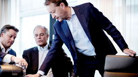 Fra sitt hovedkontor på Aker Brygge har Bjørn Rune Gjelsten bygd milliardomsetning i Gjelsten Holding med en fot i flere bransjer. Nå kan en legemiddelinvestering gi stor fremtidig avkastning hvis alt klaffer. Fra venstre sitter Rune Marsdal og Henrik Schüssler.