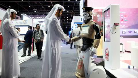 Robotteknologien er på full fart inn i dagliglivet. Her i form av en politirobot på en konferanse i Dubai.