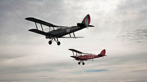 Flyvende museum. Norges nest eldste fly, en rød Tiger Moth fra 1935, og en grønn fra 1941, flyr i formasjon over Kjeller flyplass. – Det er viktigere å ha fly som faktisk flyr, enn fly som står på bakken som museumsgjenstander, sier Dag Flatebø