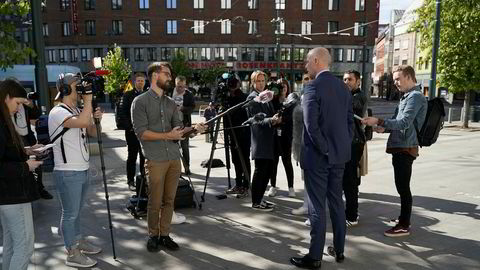 Tom Hagens forsvarer, Svein Holden, møter pressen kort tid etter at deres anke vant frem i lagmannsretten.