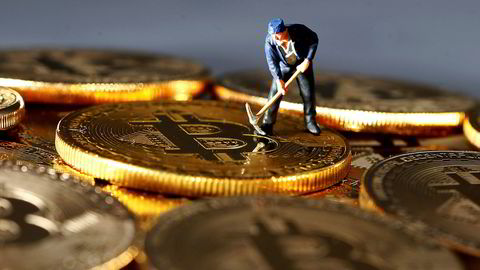 Fredag forrige uke kostet en bitcoin 10.400 dollar. Avbildet er en leketøysfigur som hakker i bitcoin.