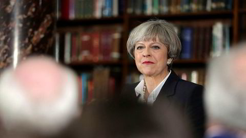 Statsminister Theresa May tar Londons ordfører Sadiq Khan i forsvar etter at Khan har blitt kritisert av USAs president Donald Trump.