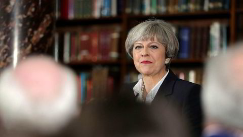 Statsminister Theresa May tar Londons ordfører Sadiq Khan i forsvar etter at Khan har blitt kritisert av USAs president Donald Trump.