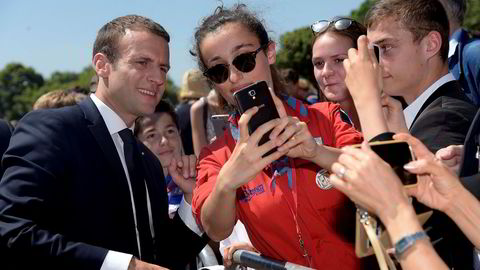 President Emmanuel Macron ved Mont Valeriens minnesmerke i Suresnes i nærheten av Paris søndag.