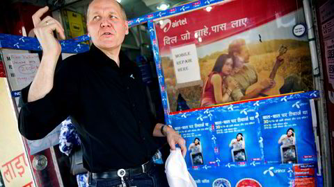 Telenors konsernsjef Sigve Brekke, her på vei inn i en telebutikk i Patna i India i 2012.