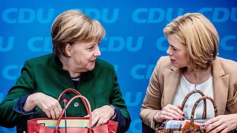 Fungerende forbundskansler Angela Merkel kan ha funnet en regjeringspartner. Her med partifelle og nestleder i CDU Julia Klöckner under et partimøte i Berlin mandag.