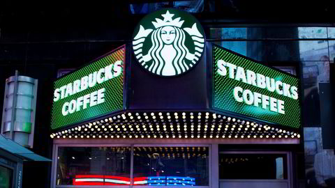 Den amerikanske kaffekjeden Starbucks vil ansette 10.000 flyktninger, i prostest mot president Donald J. Trump.