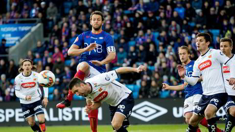 Konflikten mellom Norsk Toppfotball, Discovery og TV 2 ble ytterligere trappet opp etter at Vålerengas Jonatan Tollås Nation (i midten) deltok under TV 2s FotballXtra 2. påskedag. Her i duell med Vikings Steffen Ernemann.