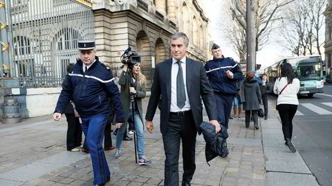 Frankrikes tidligere budsjettminister  Jerome Cahuzac forlater rettsbygningen i Paris torsdag.