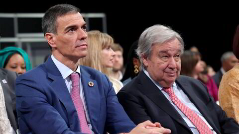 Spanias statsminister Pedro Sanchez og FNs generalsekretær Antonio Guterres under utviklingskonferansen i Sevilla 30. juni.