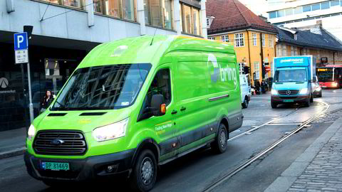 Posten Norge har som andre postselskaper i Europa satset innen logistikk og distribusjon av pakker for å kompensere for fallende brevvolumer, sier forfatteren.