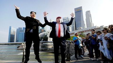 Det er organisert kaos i Singapore før årets viktigste toppmøte finner sted mellom USAs president Donald Trump og den nordkoreanske diktatoren Kim Jong-un tirsdag morgen. De to ledernes dobbeltgjengere, Howard X til venstre og Dennis Alan til høyre, har lagt Singapore under seg før toppmøtet starter.