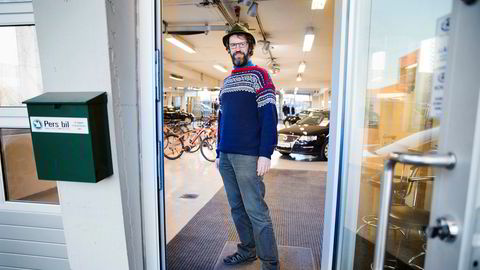 Per Rønning i Pers Bil opplever at interessen for dieselbiler faller. Han har nylig startet å selge elsykler for å ha flere ben å stå på.