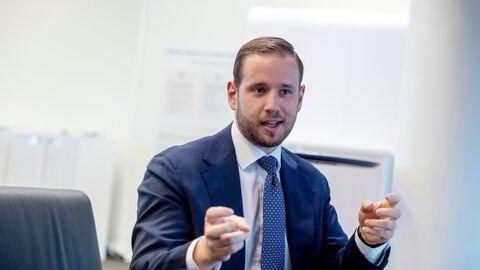 Strateg Dane Cekov i Sparebank 1 Markets er blant dem som mener bankene «brant seg» på et tidlig rentekutt ut mot kundene i vinter, og lønnsomheten rammes. Nå tror han det må et kutt i styringsrentene til.
