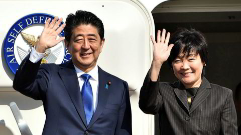 Japans statsminister Shinzo Abe og hans kone Akie. Abe vil bli den første statslederen som møter påtroppende president Donald Trump.