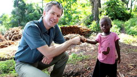 John-Arne Røttingen i Guinea i juni 2015, sammen med ei fire år gammel jente fra Bonfe. Jenta var alvorlig syk tidlig i ebolaepidemien, men overlevde. Røttingen ledet en internasjonal gruppe som arbeidet for å prøve ut en ebolavaksine. Denne ble tatt i bruk i flere land i Vest-Afrika og bidro til at epidemien ble stoppet.