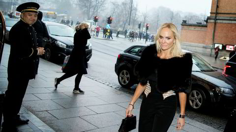 Fredriksens datter, Kathrine Astrup Fredriksen, hastet inn på restauranten og ønsket ikke å prate med DN.