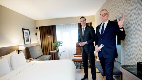 Tarje Hellebust (til høyre), som er direktør for Rezidor i Oslo, håper å skape hjemmefølelse når eikeparketten inntar rommene i skyskraperen. Her sammen med norgessjef Ronald Smithjes.