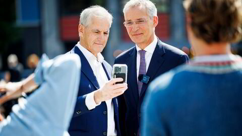 Statsminister Jonas Gahr Støre (til venstre) spilte onsdag inn valgkampvideoer for Arbeiderpartiet på Youngstorget sammen med Jens Stoltenberg. Blir det mindretall på rødgrønn side, vil Ap heller regjere alene enn å ha med Sp eller SV.