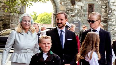Kongeparet besøkte Trondheim i anledning kongeparets 25-årsjubileum i juni 2016. Kronprinsesse Mette-Marit, kronprins Haakon, Marius Borg Høiby (bak til høyre), prins Sverre Magnus og prinsesse Ingrid Alexandra er på vei inn i Nidarosdomen.
