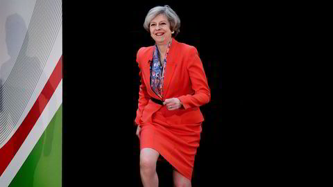 Den britiske statsministeren Theresa May entrer scenen for å holde sitt innlegg på det konservative partiets vårkonferanse i den walisiske byen Cardiff.