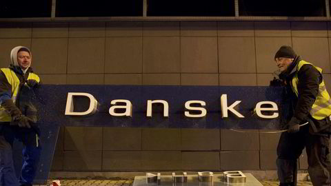 Det har stormet rundt Danske Bank etter hvitvaskingskandalen i Estland. Her fjerner arbeidere skiltene til bankens filial i Tallinn i Estland 5. oktober 2019.