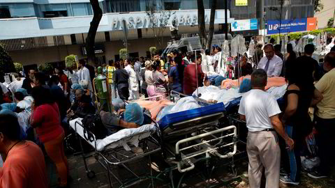 Pasienter ble evakuert fra et sykehus i Mexico City etter at et kraftig jordskjelv rammet byen tirsdag.