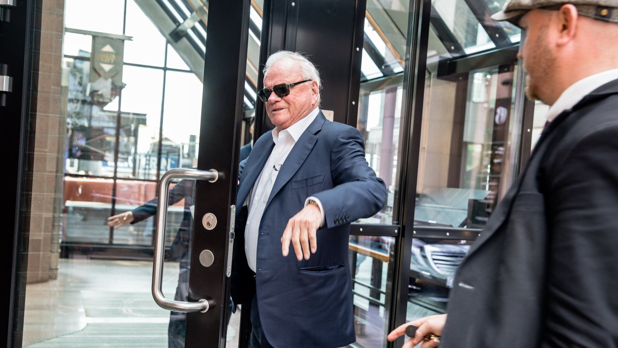 Her er da Fredriksen veldig spandabel med andres penger