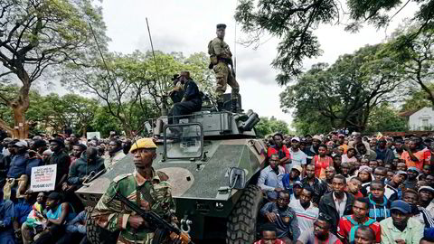 Lørdag var det store demonstrasjoner mot tidligere president Mugabe i Zimbabwe. Demonstrantene ble beskyttet av de militære. Tidligere ville en slik folkeansamling endt med en stor politiaksjon.